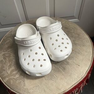 CROCS  junior Classic Clogs in White Sz J5